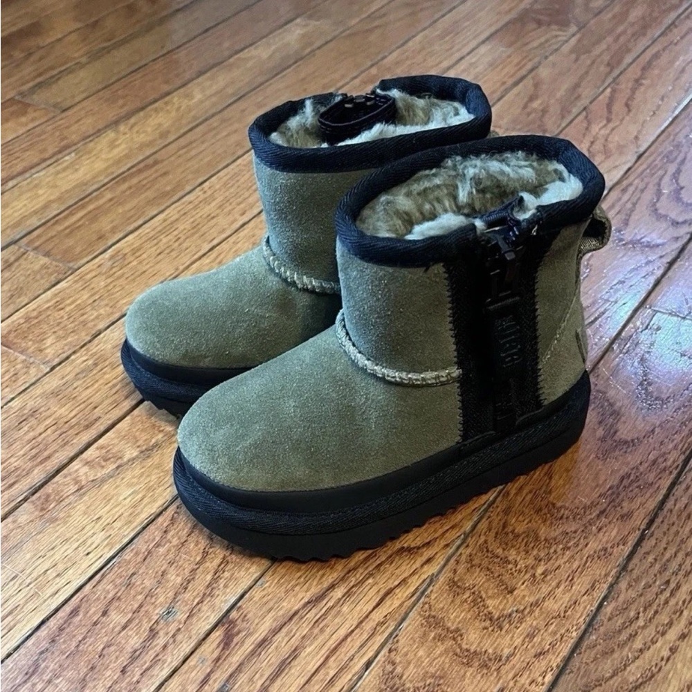 UGG Australia Classic Mini Zipper Tape Logo Boot in Olive 8C New without Box. - Picture 6 of 16
